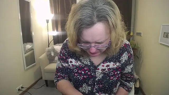 VestaWoody online show from November 2025 07:07:01 AM