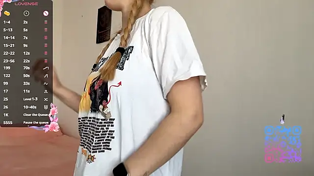 Snapshot of GilySuper chatting on February 2026 11:17:01 AM GilySuper online show from February 2026 11:17:01 AM