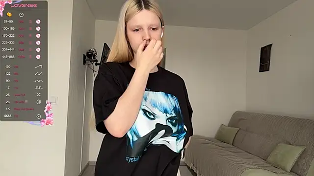 Snapshot of GilySuper chatting on April 2026 09:30:02 AM GilySuper online show from April 2026 09:30:02 AM