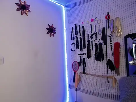 Aron and Queen Annie online show from December 2025 09:00:01 PM