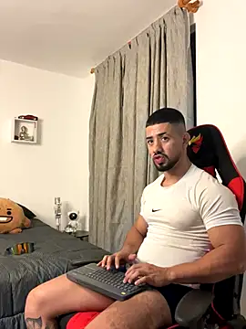 Ezzio Scolaro online show from October 2025 12:14:01 AM