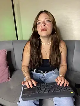 Snapshot of Emmily_pink chatting on October 2025 03:37:02 AM Emmily pink online show from October 2025 03:37:02 AM