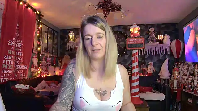 Delichieuse5 online show from December 2025 08:48:01 PM