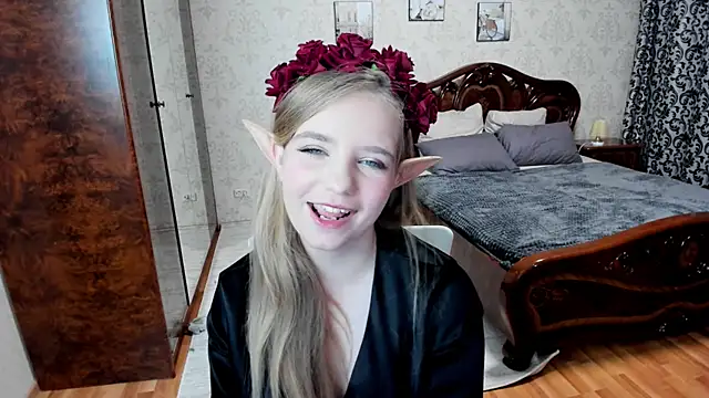 LunaCosplay online show from October 2025 07:58:01 PM