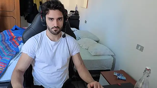 Al3xox02 online show from April 2026 11:15:01 AM