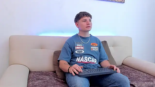 Leoo Miller online show from October 2025 08:39:01 PM