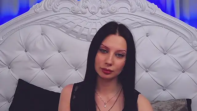 MaeAnna online show from December 2025 01:06:01 PM