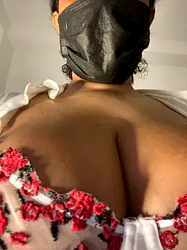 Monica  Bellucci   online show from November 2025 10:37:01 AM