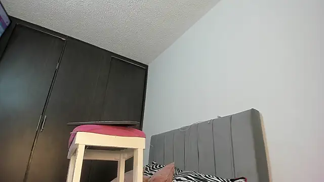 emy collyns online show from October 2025 02:48:02 AM