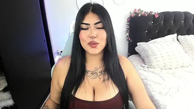 hollycute   online show from April 2026 06:46:02 PM