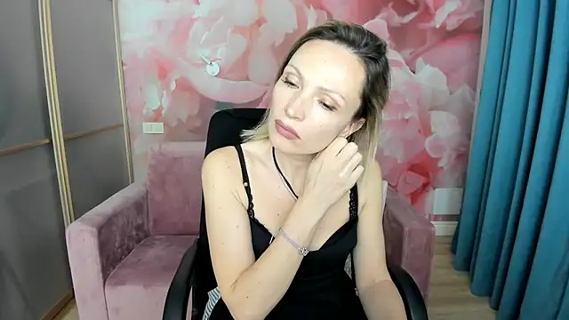 Snapshot of AlinaMoor chatting on April 2026 06:16:01 PM AlinaMoor online show from April 2026 06:16:01 PM