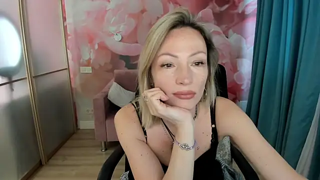 Snapshot of AlinaMoor chatting on April 2026 12:19:02 PM AlinaMoor online show from April 2026 12:19:02 PM