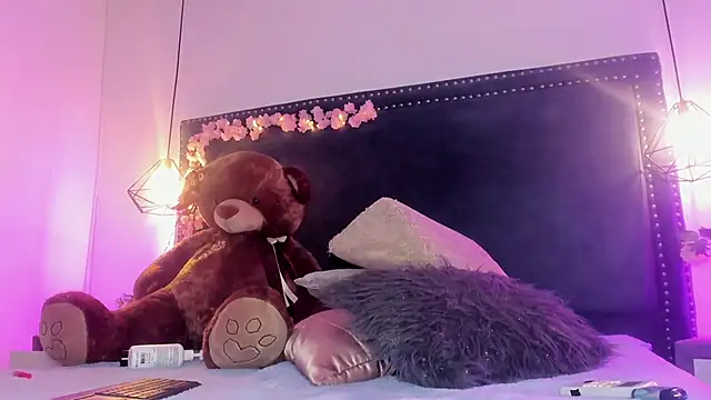 Emma Saylor online show from April 2026 08:03:01 PM