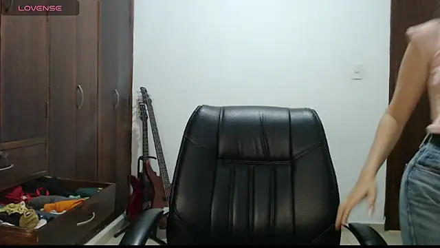 Snapshot of CarlaLorez chatting on March 2026 01:10:02 AM CarlaLorez online show from March 2026 01:10:02 AM