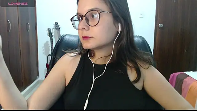 Snapshot of CarlaLorez chatting on April 2026 04:43:01 AM CarlaLorez online show from April 2026 04:43:01 AM