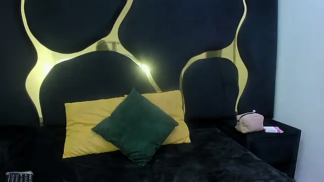 Mia clark18 online show from November 2025 05:48:01 PM