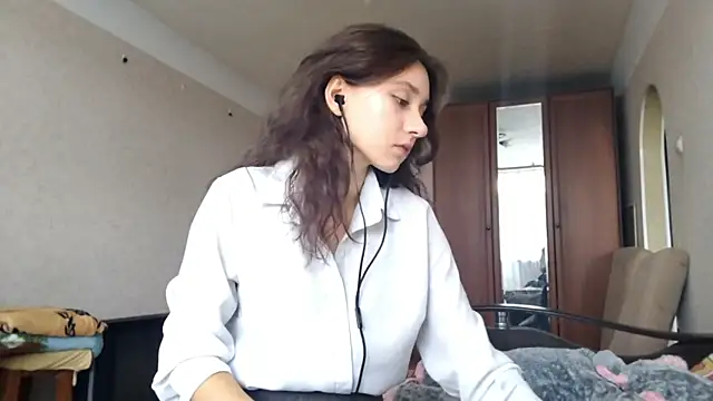 Snapshot of MiaLovelyOne chatting on October 2025 08:47:02 AM MiaLovelyOne online show from October 2025 08:47:02 AM