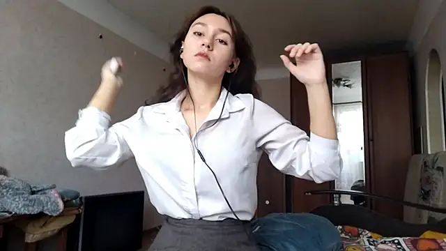 Snapshot of MiaLovelyOne chatting on October 2025 07:20:01 AM MiaLovelyOne online show from October 2025 07:20:01 AM