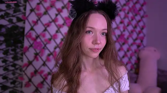 Snapshot of Petite_Polly chatting on November 2025 06:09:02 PM Petite Polly online show from November 2025 06:09:02 PM