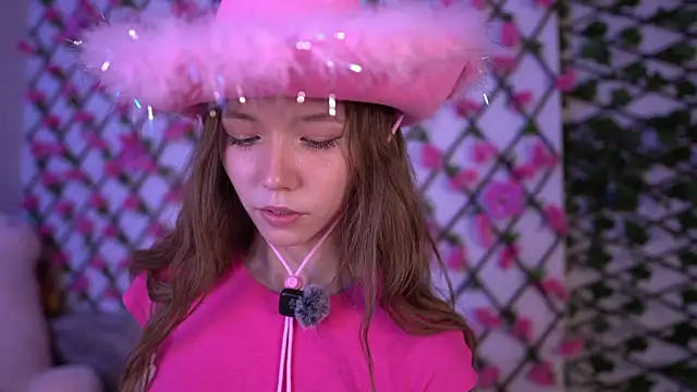 Snapshot of Petite_Polly chatting on November 2025 06:08:01 PM Petite Polly online show from November 2025 06:08:01 PM