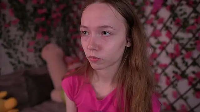 Snapshot of Petite_Polly chatting on November 2025 06:07:01 PM Petite Polly online show from November 2025 06:07:01 PM