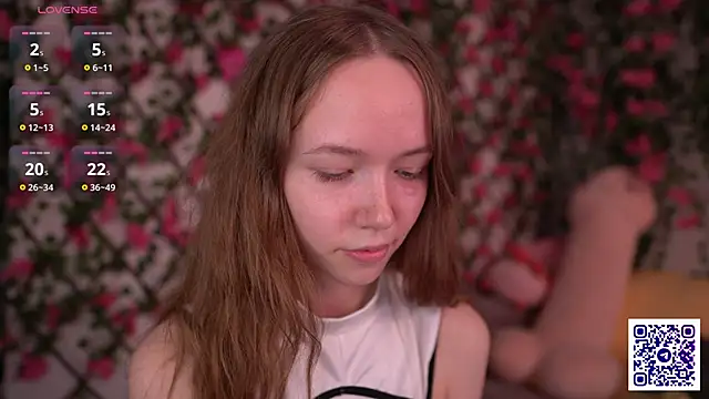 Snapshot of Petite_Polly chatting on November 2025 06:18:01 PM Petite Polly online show from November 2025 06:18:01 PM