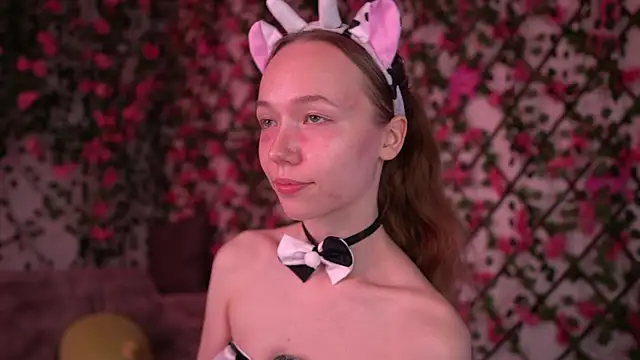 Snapshot of Petite_Polly chatting on November 2025 06:11:02 PM Petite Polly online show from November 2025 06:11:02 PM