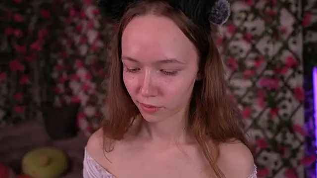 Snapshot of Petite_Polly chatting on December 2025 06:17:01 PM Petite Polly online show from December 2025 06:17:01 PM