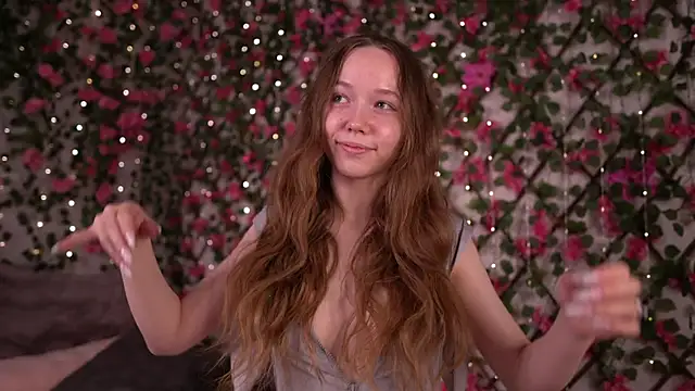 Snapshot of Petite_Polly chatting on December 2025 06:12:02 PM Petite Polly online show from December 2025 06:12:02 PM