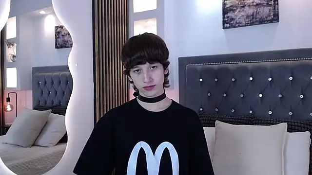 Emo Boy  online show from April 2026 08:33:01 PM