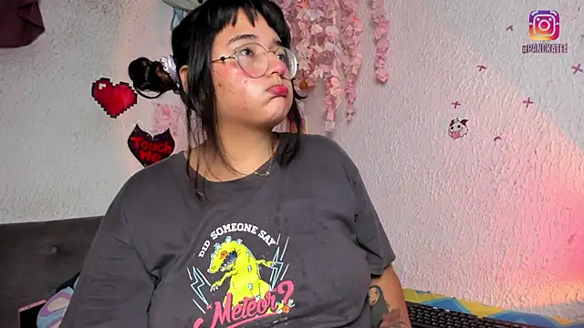 Snapshot of Emilycollei chatting on April 2026 04:13:02 AM Emilycollei online show from April 2026 04:13:02 AM