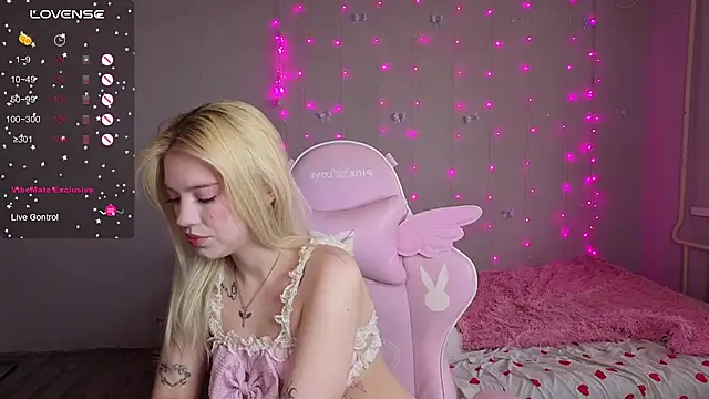 Snapshot of myprettylola chatting on April 2026 02:14:01 PM myprettylola online show from April 2026 02:14:01 PM