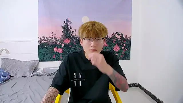 KK-cuteboy online show from April 2026 07:10:01 PM