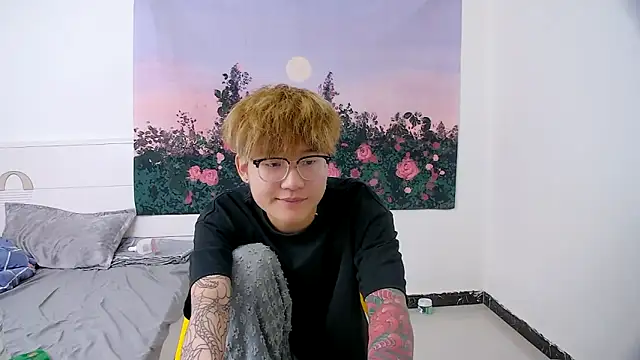 KK-cuteboy online show from April 2026 07:58:02 PM