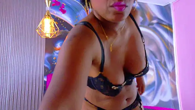 Snapshot of ChannelCroix chatting on November 2025 07:43:01 PM ChannelCroix online show from November 2025 07:43:01 PM