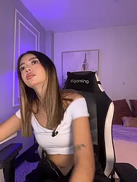 HoneyMollyX online show from April 2026 01:05:02 PM