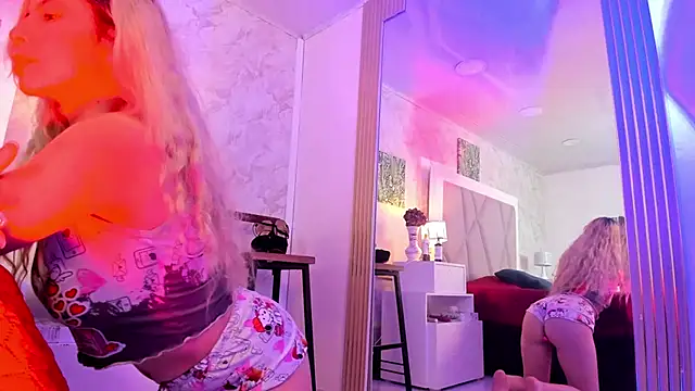 Snapshot of Sophie_teller chatting on October 2025 04:12:01 AM Sophie teller online show from October 2025 04:12:01 AM