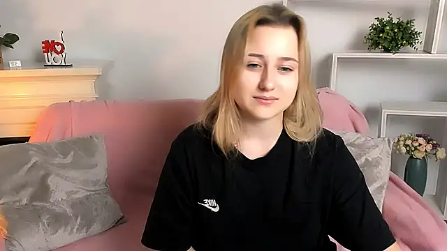 Snapshot of Lulu___Moon chatting on March 2026 08:57:01 PM Lulu Moon online show from March 2026 08:57:01 PM