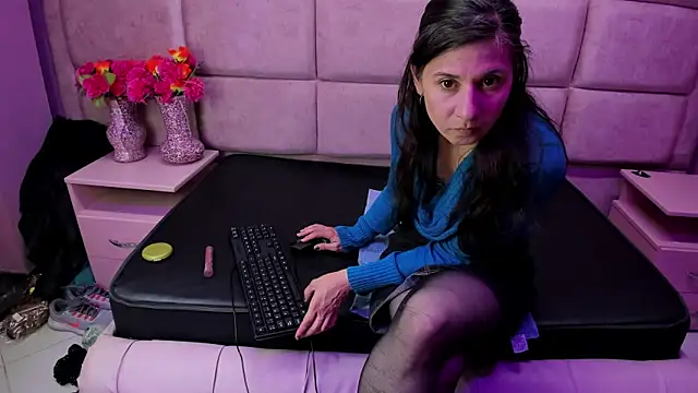 Kylie Bloom online show from November 2025 08:57:01 PM