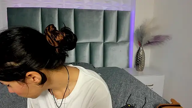 HollyPeach online show from November 2025 07:47:02 PM