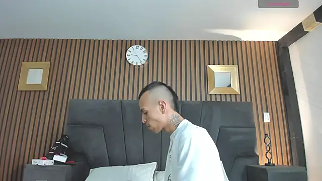 DerryAndIzzy online show from November 2025 04:33:02 AM