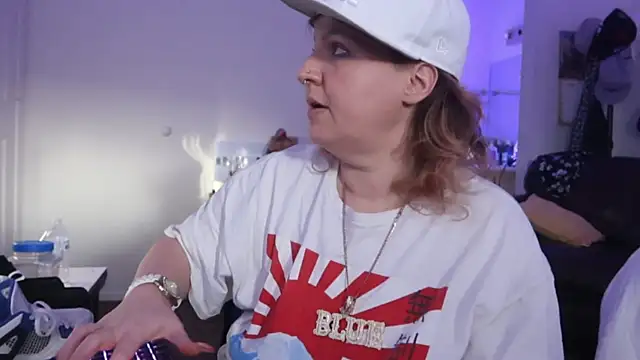 Snapshot of BellaBlueBBW chatting on February 2025 03:09:02 PM BellaBlueBBW online show from February 2025 03:09:02 PM