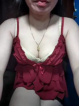 Snapshot of LeanaLy chatting on November 2025 07:42:02 AM LeanaLy online show from November 2025 07:42:02 AM