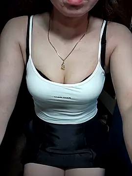 Snapshot of LeanaLy chatting on November 2025 11:38:02 PM LeanaLy online show from November 2025 11:38:02 PM