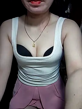 Snapshot of LeanaLy chatting on November 2025 12:16:01 PM LeanaLy online show from November 2025 12:16:01 PM