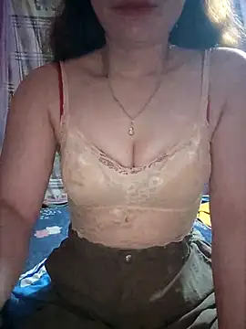 Snapshot of LeanaLy chatting on December 2025 01:28:02 PM LeanaLy online show from December 2025 01:28:02 PM