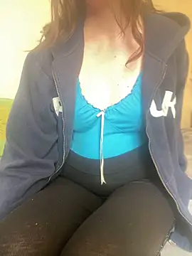 Snapshot of KittieCreme chatting on April 2026 12:35:02 PM KittieCreme online show from April 2026 12:35:02 PM