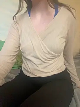 Snapshot of KittieCreme chatting on April 2026 11:58:01 AM KittieCreme online show from April 2026 11:58:01 AM