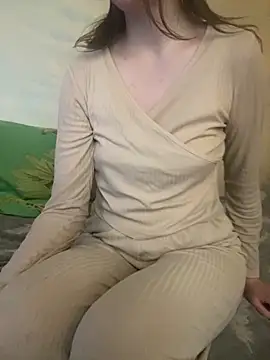 Snapshot of KittieCreme chatting on April 2026 08:17:01 AM KittieCreme online show from April 2026 08:17:01 AM