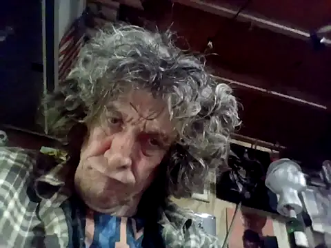 Snapshot of OldManOnline chatting on April 2026 02:00:02 AM OldManOnline online show from April 2026 02:00:02 AM